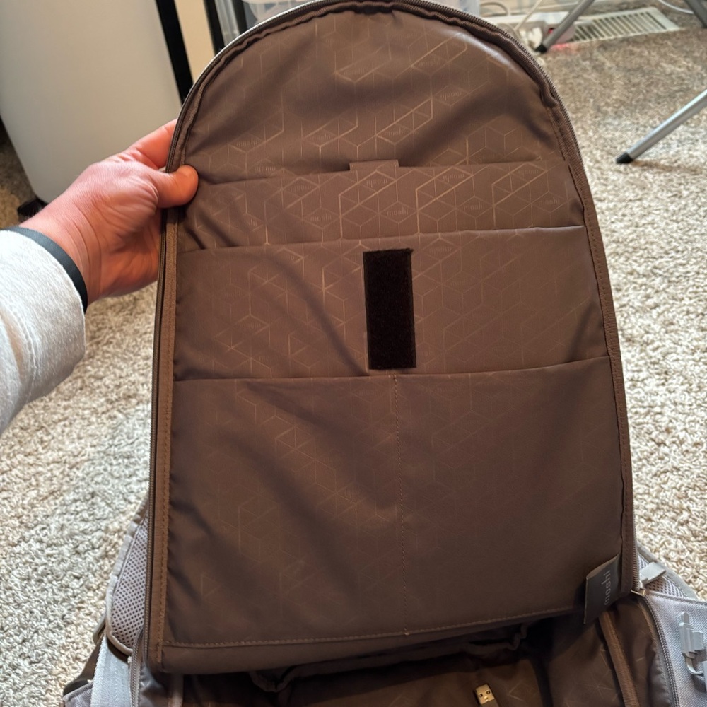 Moshi tego anti-theft backpack - Picture 8 of 10